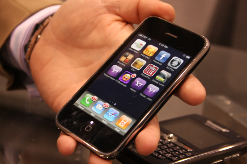 Illustration for article titled New WinMo and iPhone Apps Give You Palm Pre-Like Social Media Synergy